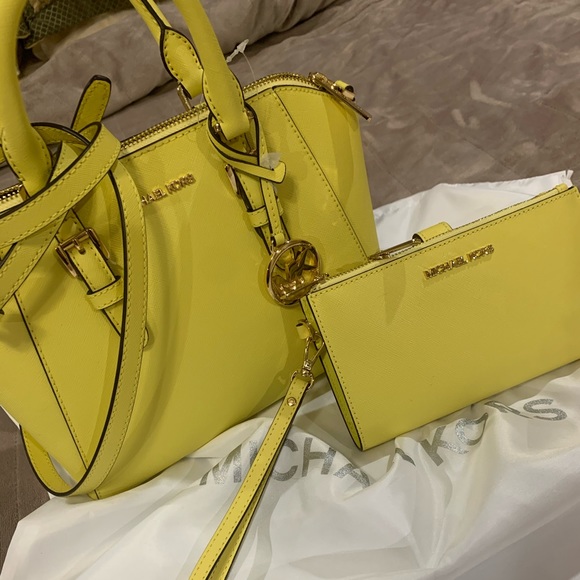 Michael Kors Handbags - NWT MICHAEL KORS YELLOW LURSE AND WALLET SET 😍